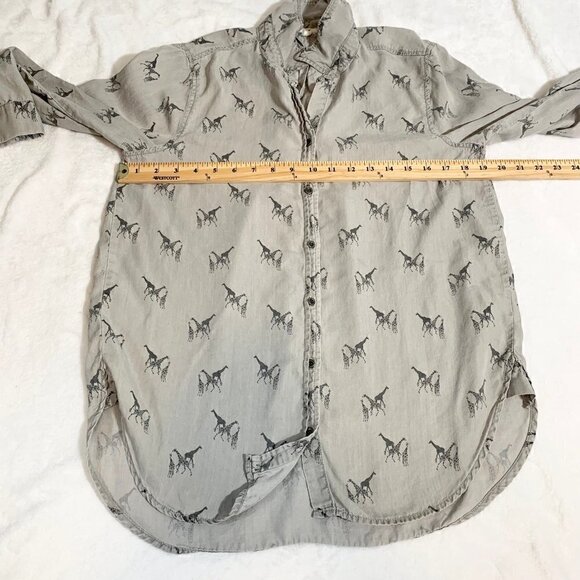 Jane and Delancey giraffe print long sleeve collared button down shirt top - Picture 8 of 9